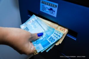 Governo do Tocantins antecipa salário dos servidores para terça-feira, 23, e injeta mais de R$ 560 milhões na economia