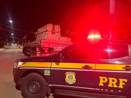 PRF encontra caminhão roubado abandonado na BR-242 em Peixe (TO)