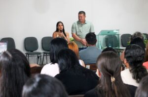 Micheline Pereira de Almeida assume Secretaria de Educação em cerimônia com lideranças e servidores