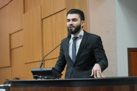 Leo Barbosa rebate críticas e destaca avanços na educação e infraestrutura do Tocantins