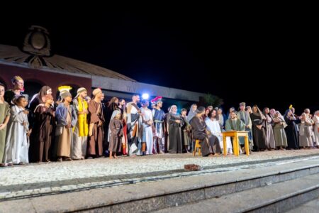 Arte como recomeço: adolescentes do sistema socioeducativo integram espetáculo da Paixão de Cristo em Palmas