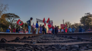 Camponeses bloqueiam trecho da Ferrovia Norte-Sul no Tocantins e cobram avanço de processo de reforma agrária