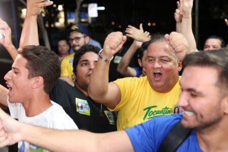 “Um governo feito para a população, e não para interesses pessoais”, destaca Eduardo Gomes em adesivaço de Dorinha, no Espaço Cultural